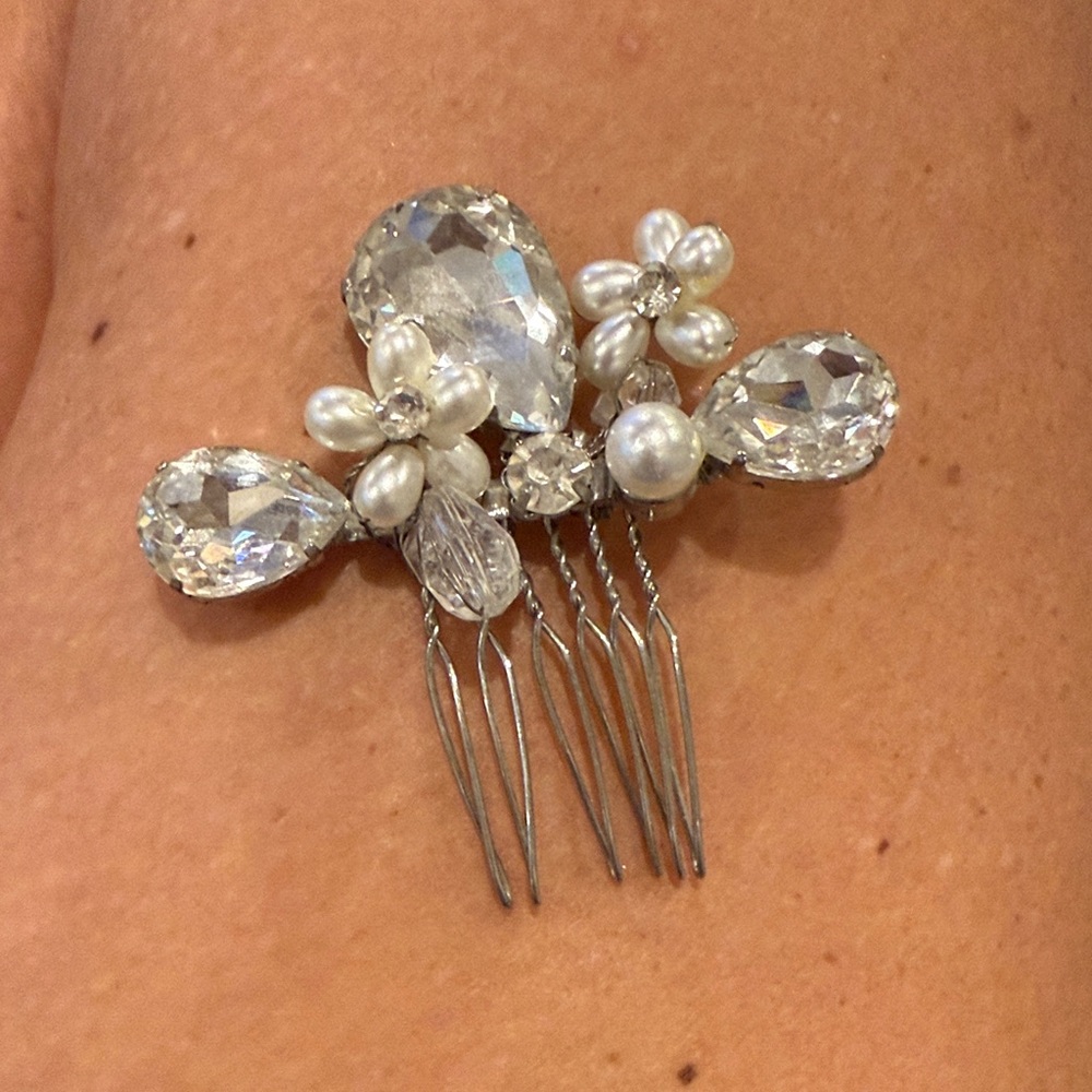 Elegant Crystal and Pearl Hair Comb